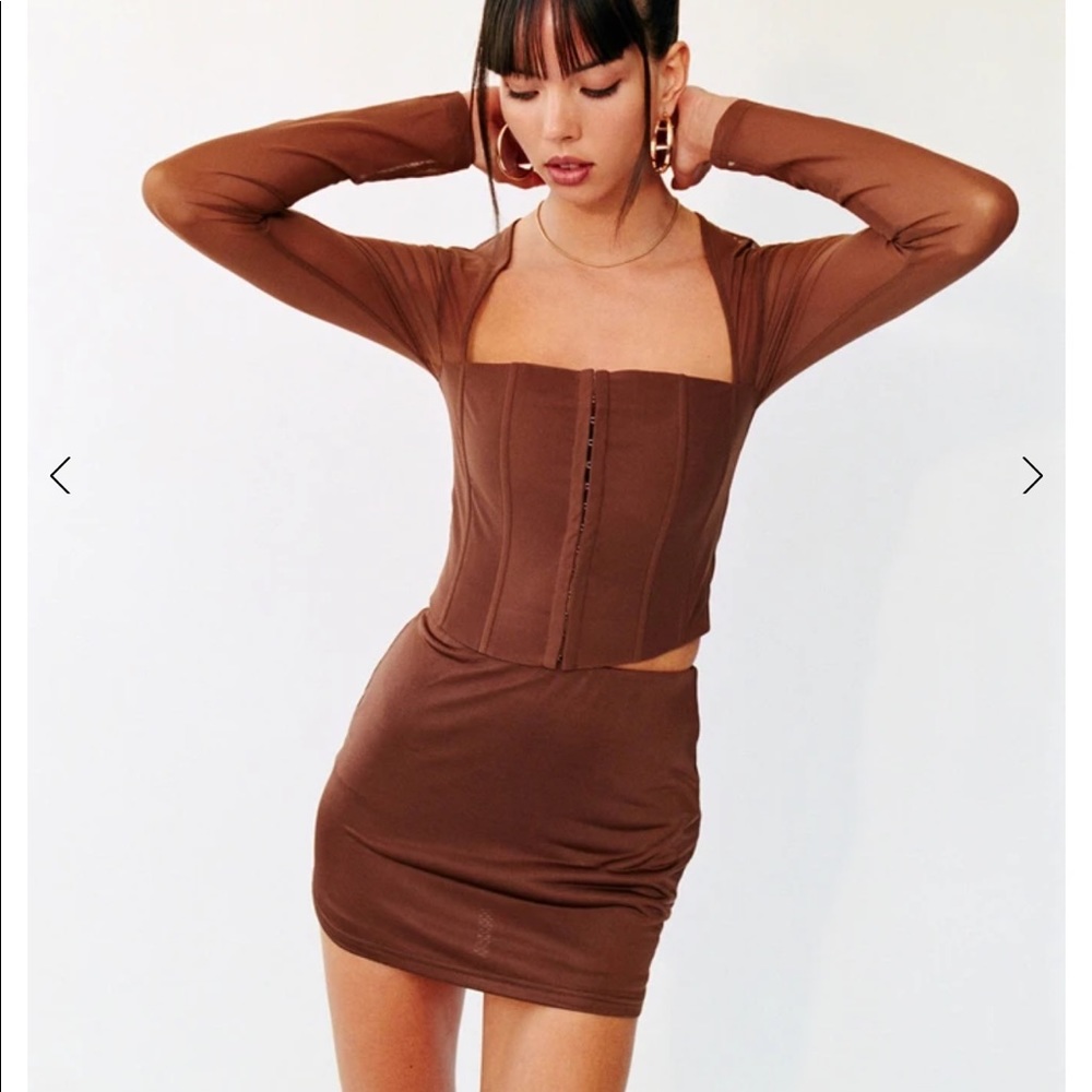 With jéan miles mini skirt in chocolate